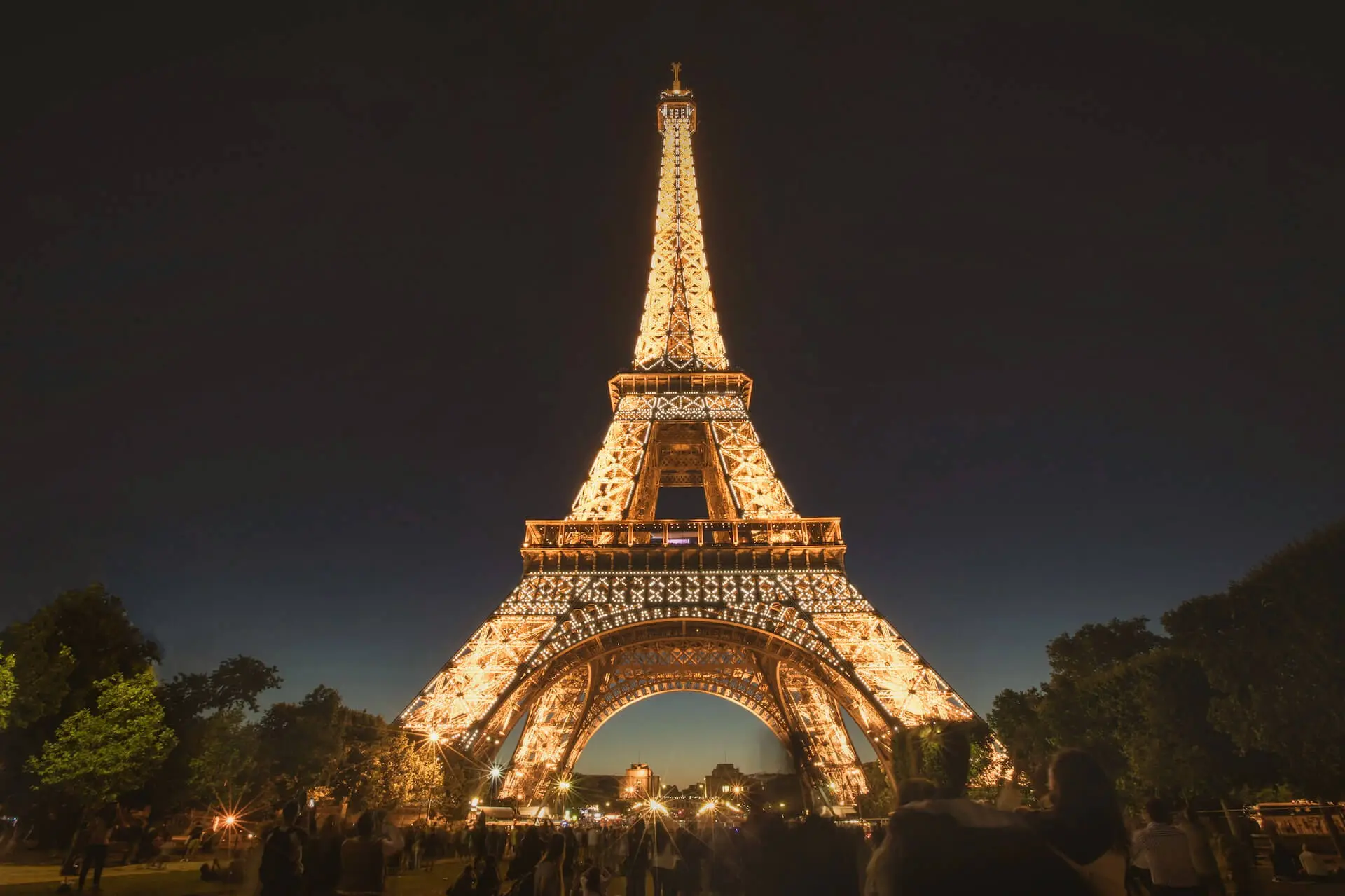 Torre Eiffel será desligada mais cedo para economizar energia