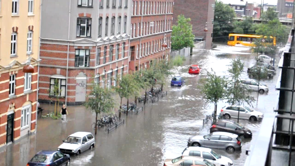 Copenhague, Dinamarca forte chuva. parques alagáveis