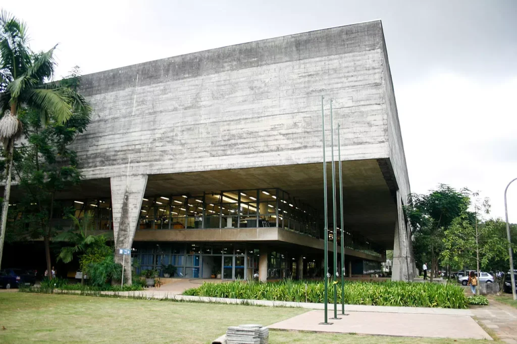 Faculdade de Arquitetura e Urbanismo, onde em Em 1954, Carlos Lemos iniciou sua longa trajetória como professor