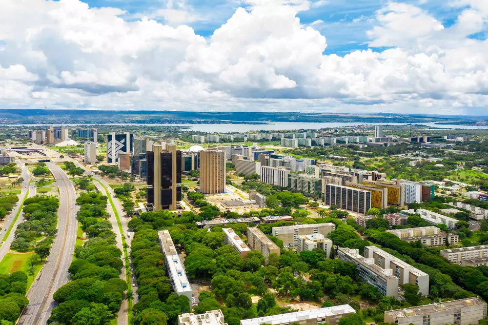 Mapeamento do Distrito Federal no Brasil focado no trabalho remoto, com destaque para prédios modernos, infraestrutura urbana e natureza. Representa o Brasil no mapa mundial do trabalho remoto com foco na capital federal.