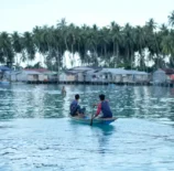 Os Sama-Bajau Laut (também conhecidos como ciganos do mar) vivem em um barco de madeira que geralmente acomoda uma única família.