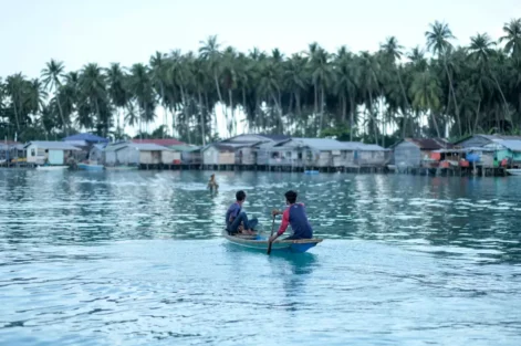 Os Sama-Bajau Laut (também conhecidos como ciganos do mar) vivem em um barco de madeira que geralmente acomoda uma única família.