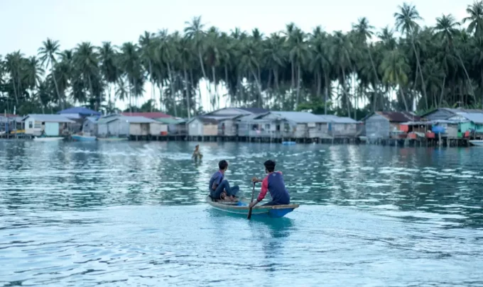 Os Sama-Bajau Laut (também conhecidos como ciganos do mar) vivem em um barco de madeira que geralmente acomoda uma única família.