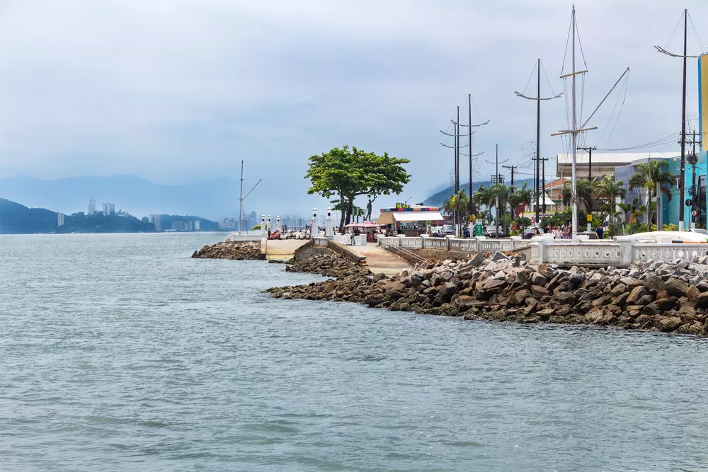 Ponta da Praia em Santos com vista para a baía e a Ilha de Porchat ao fundo.