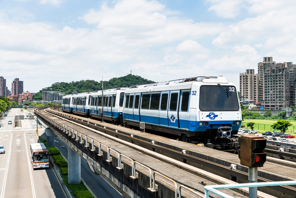 Um metrô urbano que representa infraestrutura de transporte em uma cidade moderna, facilitando o trabalho remoto ao garantir mobilidade eficiente.