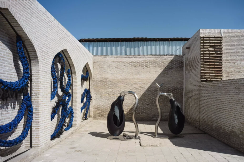 Obra de arte na Bienal inaugural de Bukhara 
