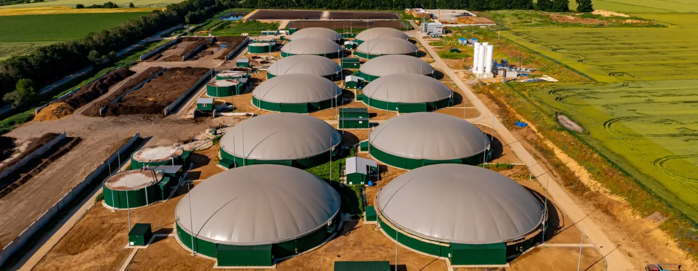 Instalações de biodigestores utilizados para transformar resíduos orgânicos em energia, demonstrando um sistema sustentável de resíduos que viram energia em uma área rural.
