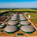 Instalações de biodigestores utilizados para transformar resíduos orgânicos em energia, demonstrando um sistema sustentável de resíduos que viram energia em uma área rural.