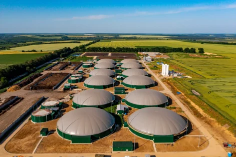 Instalações de biodigestores utilizados para transformar resíduos orgânicos em energia, demonstrando um sistema sustentável de resíduos que viram energia em uma área rural.