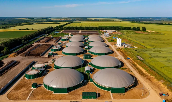 Instalações de biodigestores utilizados para transformar resíduos orgânicos em energia, demonstrando um sistema sustentável de resíduos que viram energia em uma área rural.
