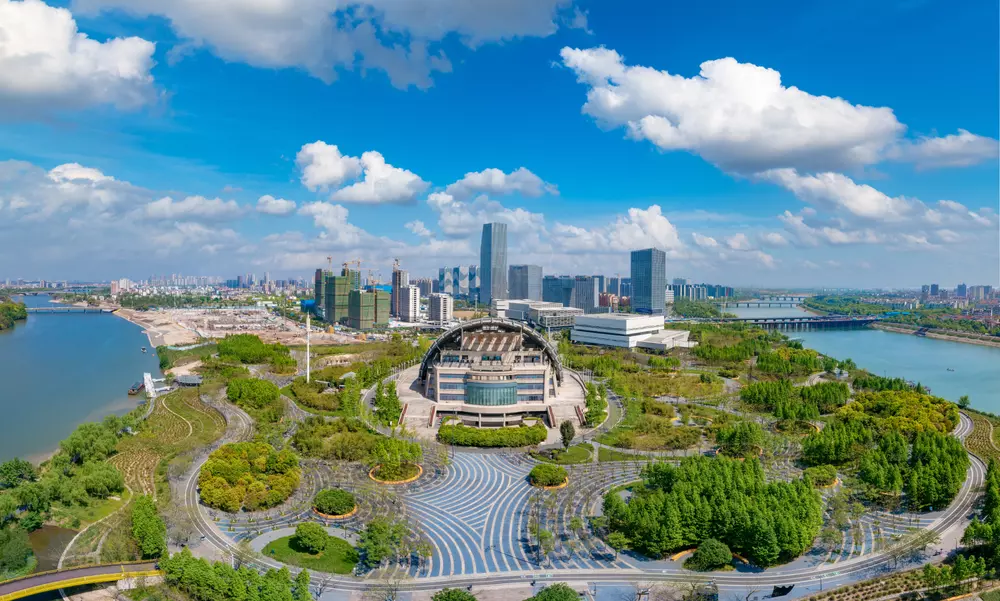 Ambiente urbano na China com estilo de cidade-esponja.