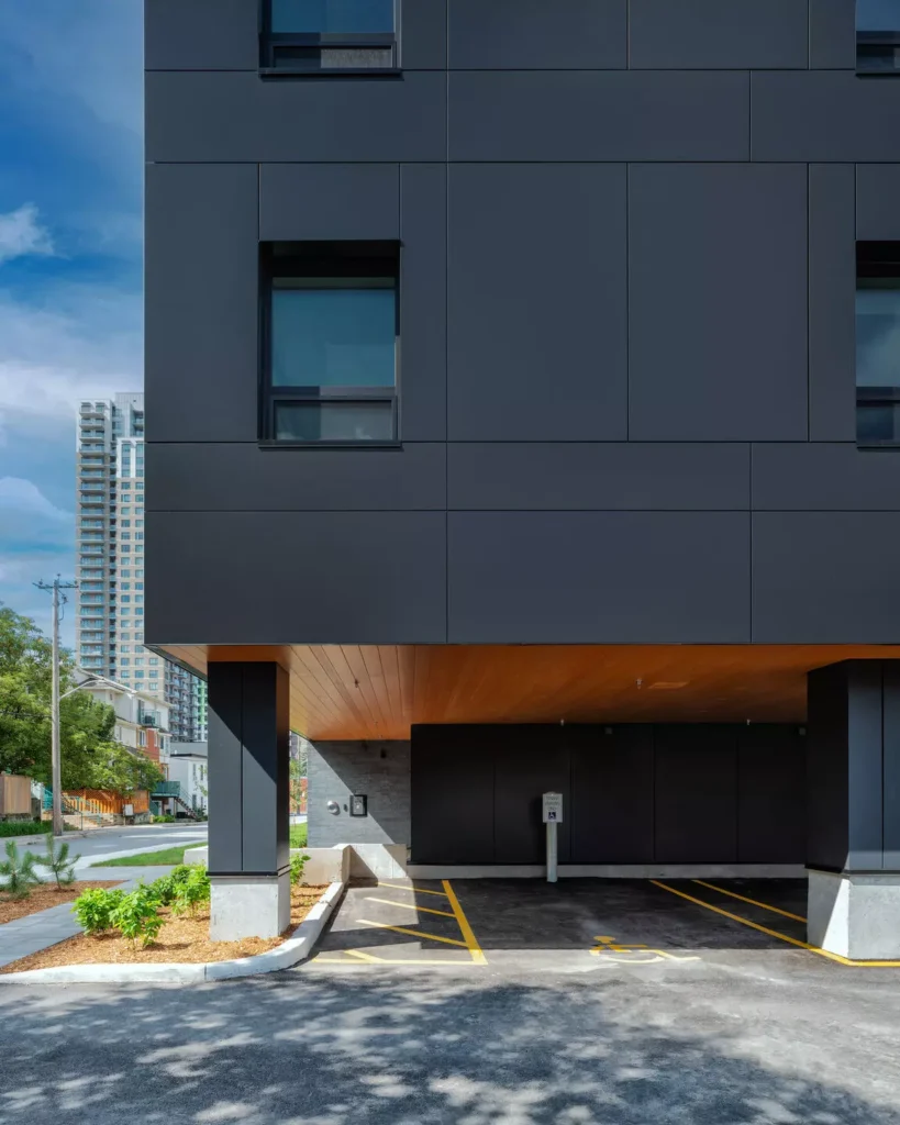 edifício moderno com estacionamento sob ele, destacando sua estrutura resistente e design inovador para proteção eficiente