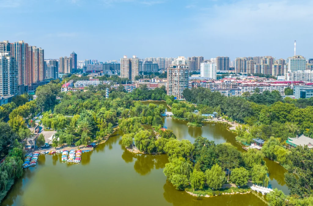 Parque Chang'an e Torre Longquan no distrito de Chang'an, em Shijiazhuang, Hebei, China, mostrando uma cidade-esponja com áreas verdes e corpos d'água sustentáveis.