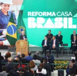 Evento do Programa Reforma Casa Brasil com autoridades, palestrantes e público presente, promovendo melhorias na habitação no Brasil.