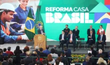 Evento do Programa Reforma Casa Brasil com autoridades, palestrantes e público presente, promovendo melhorias na habitação no Brasil.