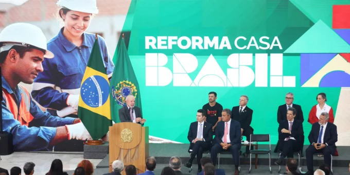 Evento do Programa Reforma Casa Brasil com autoridades, palestrantes e público presente, promovendo melhorias na habitação no Brasil.