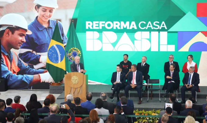 Evento do Programa Reforma Casa Brasil com autoridades, palestrantes e público presente, promovendo melhorias na habitação no Brasil.
