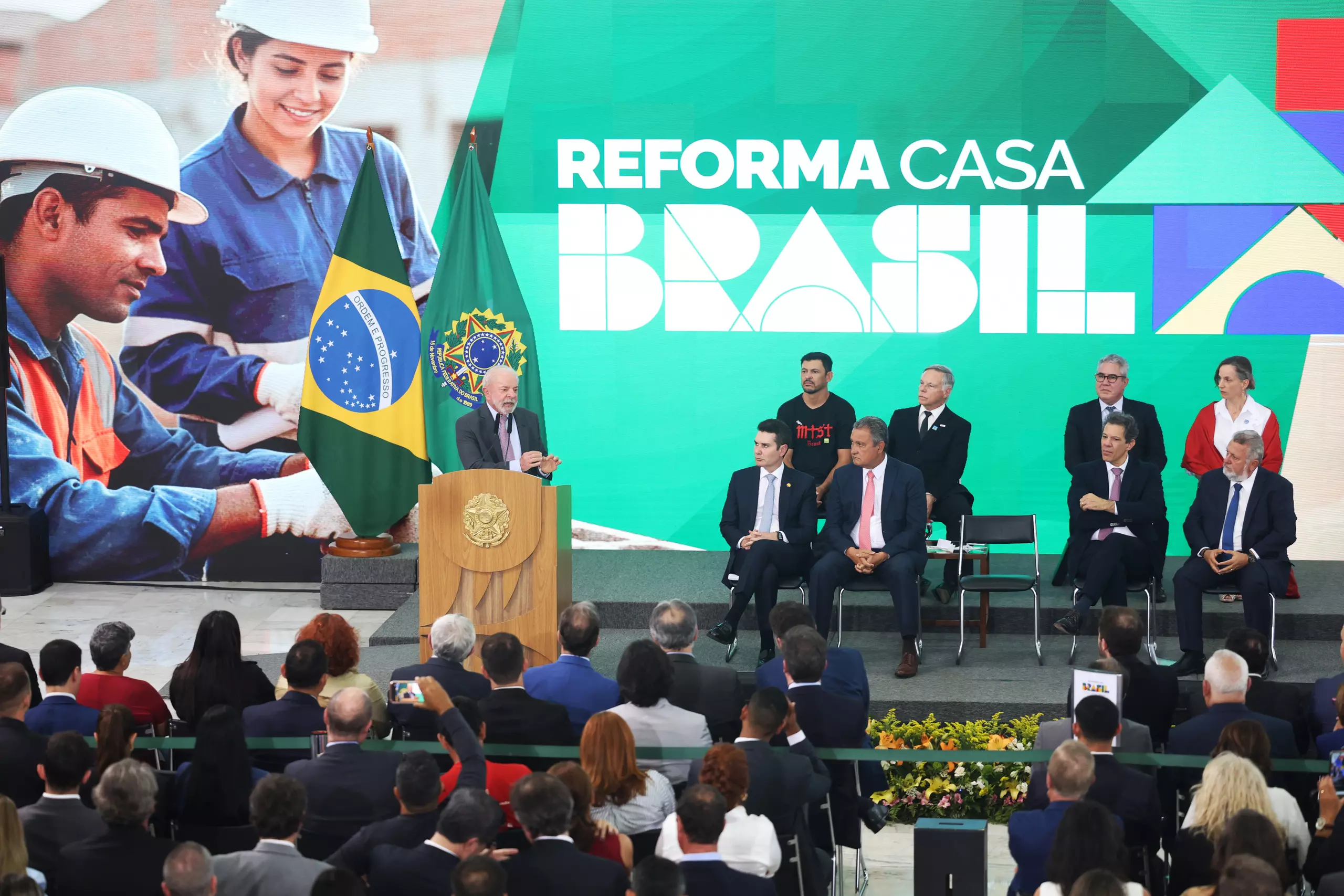Evento do Programa Reforma Casa Brasil com autoridades, palestrantes e público presente, promovendo melhorias na habitação no Brasil.