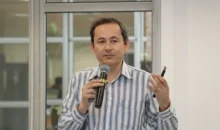 Professor Demóstenes Ferreira da Silva Filho, que investiga como o forrageamento urbano — o cultivo e a coleta de espécies comestíveis nas cidades, que pode contribuir para a segurança alimentar, para a saúde pública e para a adaptação às mudanças climáticas.