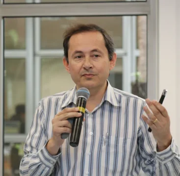 Professor Demóstenes Ferreira da Silva Filho, que investiga como o forrageamento urbano — o cultivo e a coleta de espécies comestíveis nas cidades, que pode contribuir para a segurança alimentar, para a saúde pública e para a adaptação às mudanças climáticas.