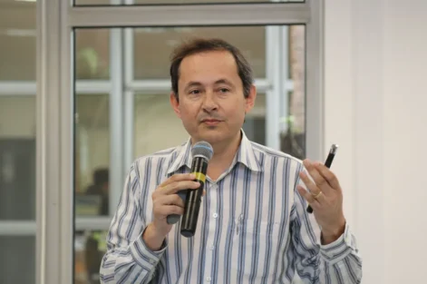 Professor Demóstenes Ferreira da Silva Filho, que investiga como o forrageamento urbano — o cultivo e a coleta de espécies comestíveis nas cidades, que pode contribuir para a segurança alimentar, para a saúde pública e para a adaptação às mudanças climáticas.