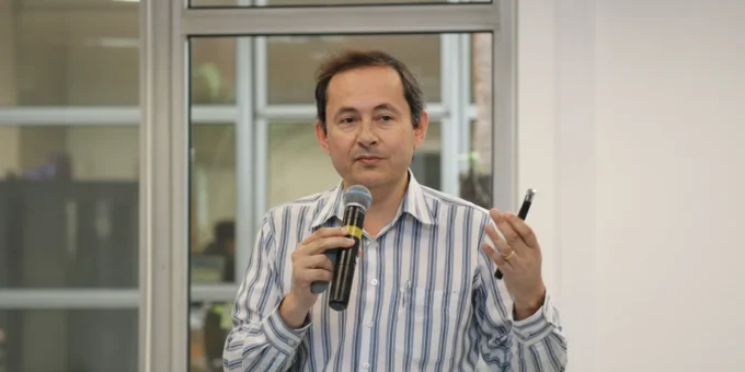 Professor Demóstenes Ferreira da Silva Filho, que investiga como o forrageamento urbano — o cultivo e a coleta de espécies comestíveis nas cidades, que pode contribuir para a segurança alimentar, para a saúde pública e para a adaptação às mudanças climáticas.