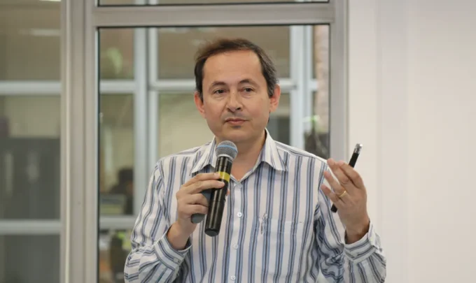 Professor Demóstenes Ferreira da Silva Filho, que investiga como o forrageamento urbano — o cultivo e a coleta de espécies comestíveis nas cidades, que pode contribuir para a segurança alimentar, para a saúde pública e para a adaptação às mudanças climáticas.