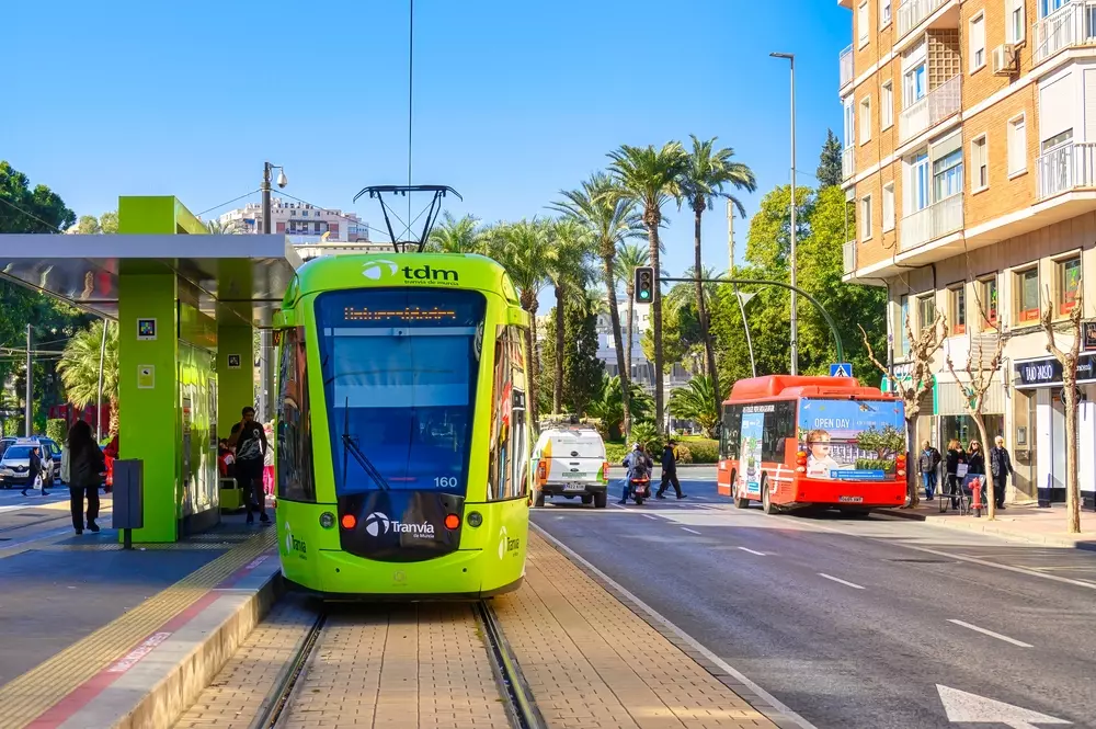Transporte público em Múrcia, Espanha, destacando o valor de marca do país ao mostrar modernidade e sustentabilidade na mobilidade urbana.