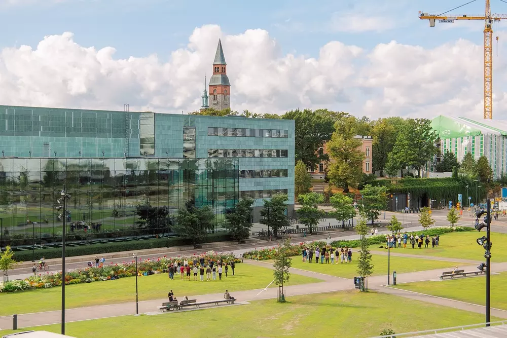 Vista panorâmica de Helsinque na Praça Kansalaistori a partir do terraço aberto da Biblioteca Central de Helsinque Oodi
