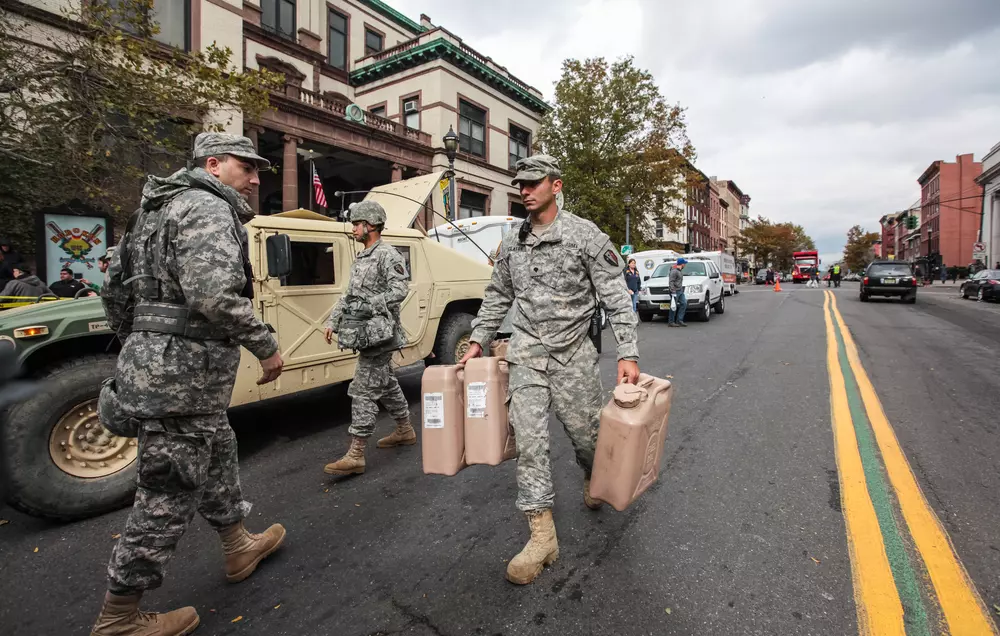 Furacão Sandy em Nova Iorque, com militares ajudando na evacuação e assistência na cidade, destacando o esforço de resgate durante a crise. O projeto The Big U vem como uma das soluções para  repensar o urbanismo em áreas costeiras.