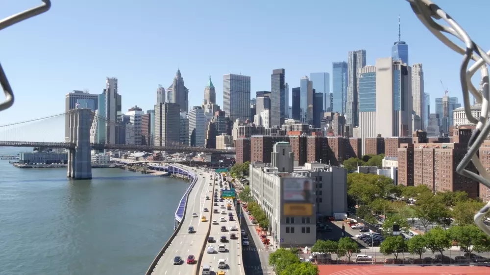 Ponte de Brooklyn da Ponte de Manhattan. Vista do centro da cidade de Nova York, paisagem urbana do distrito financeiro.