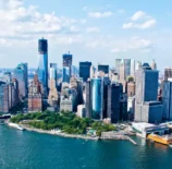 Manhattan com o projeto The Big U, uma proteção que se transforma em espaço de convivência na cidade. Vista aérea do skyline de Manhattan, Nova York.