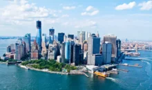 Manhattan com o projeto The Big U, uma proteção que se transforma em espaço de convivência na cidade. Vista aérea do skyline de Manhattan, Nova York.