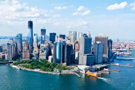 Manhattan com o projeto The Big U, uma proteção que se transforma em espaço de convivência na cidade. Vista aérea do skyline de Manhattan, Nova York.