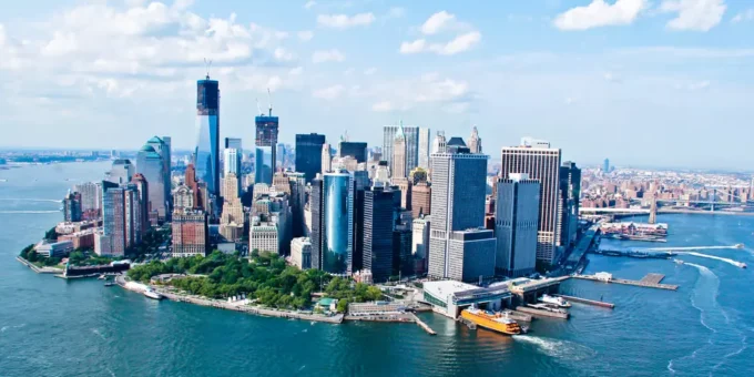 Manhattan com o projeto The Big U, uma proteção que se transforma em espaço de convivência na cidade. Vista aérea do skyline de Manhattan, Nova York.