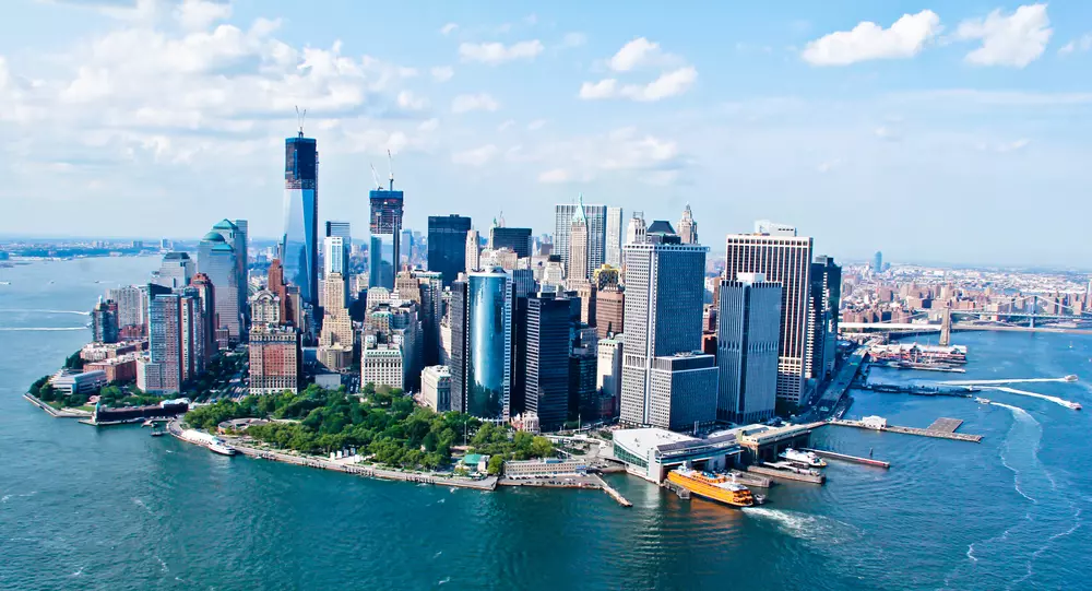 Manhattan com o projeto The Big U, uma proteção que se transforma em espaço de convivência na cidade. Vista aérea do skyline de Manhattan, Nova York.
