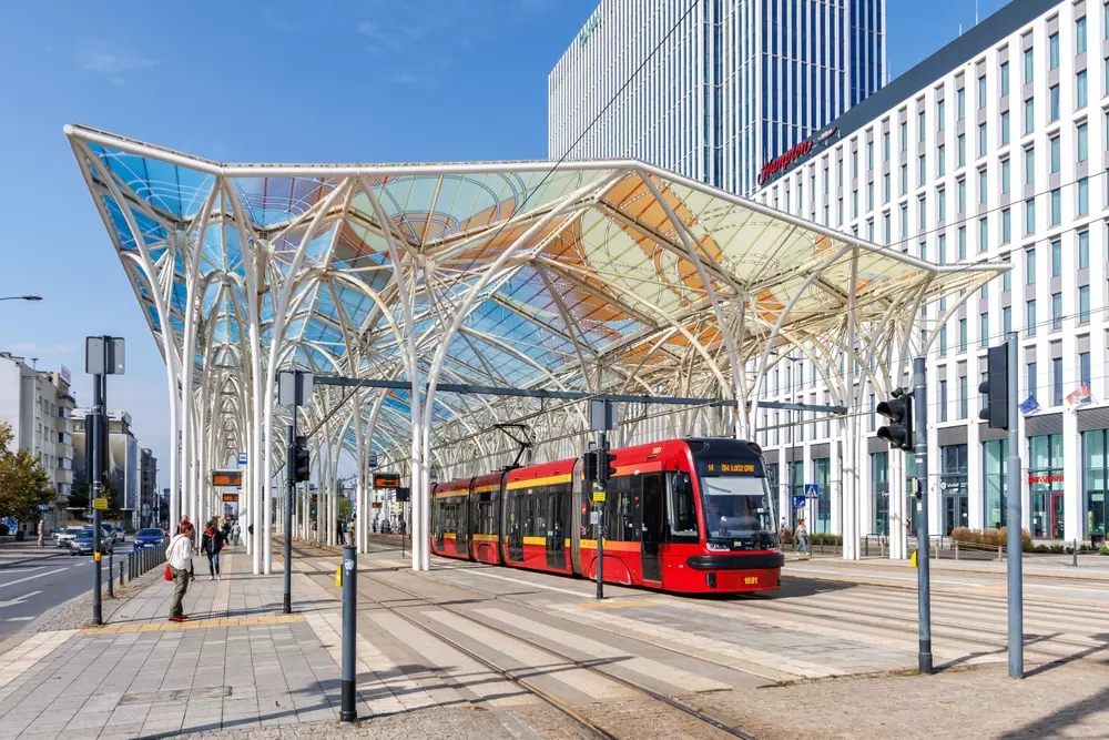 Bonde PESA Swing na estação Piotrkowska Centrum em Lodz, Polônia.