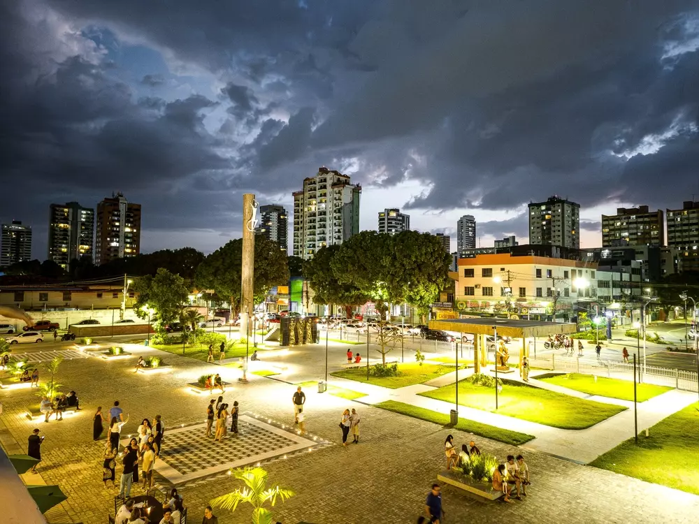 Vista noturna da revitalizada Praça São Brás em Belém, destacando sua paisagem moderna, áreas verdes e iluminação, exemplificando a gentrificação verde na cidade.