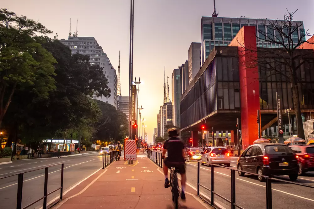 Homem andando de bicicleta na ciclovia da Avenida Paulista. A Avenida completa 10 anos de Programa Ruas Abertas