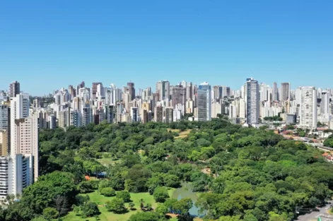 Visualização do centro de Goiânia, Brasil, com grande área de parque e árvores, exemplificando a gentrificação verde na cidade.