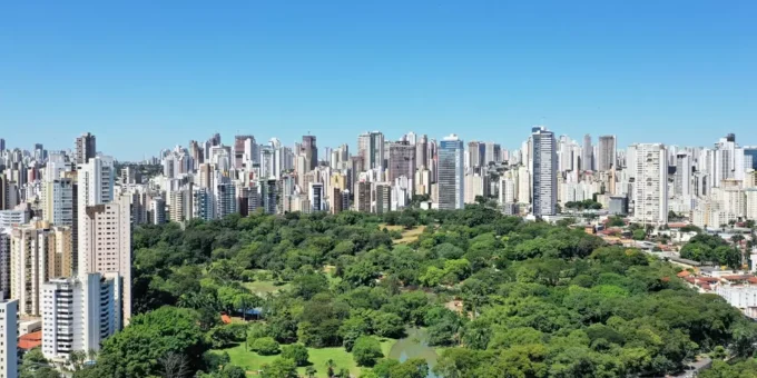 Visualização do centro de Goiânia, Brasil, com grande área de parque e árvores, exemplificando a gentrificação verde na cidade.