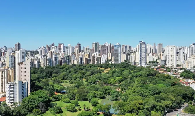 Visualização do centro de Goiânia, Brasil, com grande área de parque e árvores, exemplificando a gentrificação verde na cidade.