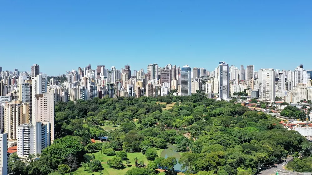 Visualização do centro de Goiânia, Brasil, com grande área de parque e árvores, exemplificando a gentrificação verde na cidade.