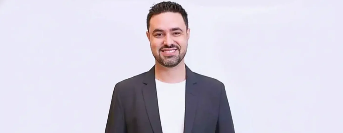 Fotografia do arquiteto e professor Johnny Vieira de Souza. Ele fala sobre rotatórias no Brasil durante a entrevista concedida ao Habitability.