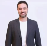 Fotografia do arquiteto e professor Johnny Vieira de Souza. Ele fala sobre rotatórias no Brasil durante a entrevista concedida ao Habitability.