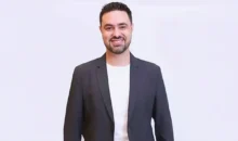 Fotografia do arquiteto e professor Johnny Vieira de Souza. Ele fala sobre rotatórias no Brasil durante a entrevista concedida ao Habitability.