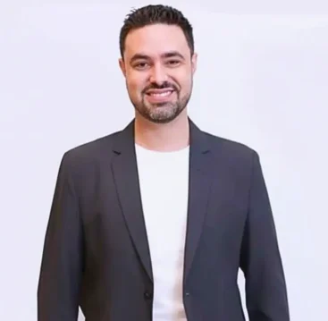 Fotografia do arquiteto e professor Johnny Vieira de Souza. Ele fala sobre rotatórias no Brasil durante a entrevista concedida ao Habitability.