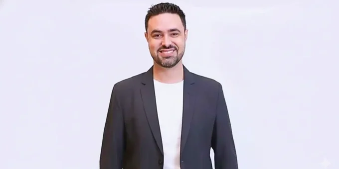 Fotografia do arquiteto e professor Johnny Vieira de Souza. Ele fala sobre rotatórias no Brasil durante a entrevista concedida ao Habitability.