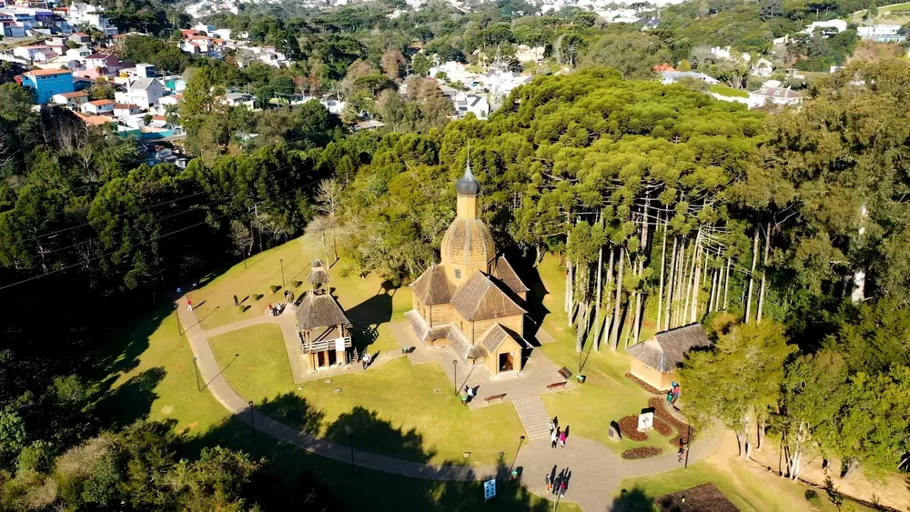 Memorial ucraniano em Curitiba, Brasil. Vista aérea de arque verde e edifícios.