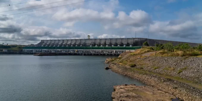 Hidrelétrica Belo Monte, uma usina de energia hidrelétrica em operação no Brasil, que reforça a segurança hídrica ao fornecer energia renovável e sustentável.